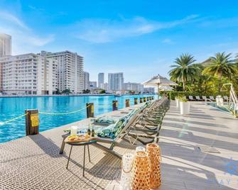 Spectacular View With Balcony, Pool, Nea - Hallandale Beach - Pool
