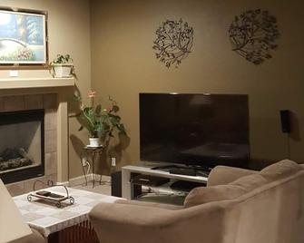 Big Beautiful Home: 4 Bedrooms/9 Beds/1 to18 Guests - Salinas - Living room