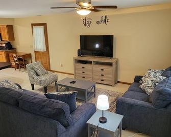 Little house on the Prarie. Quite calm neighborhood. - Fremont - Living room