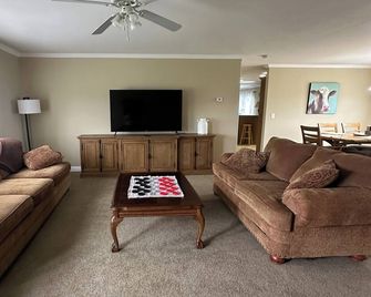 Whispering Springs - Beautiful 4-bedroom house with AC in charming Owensville - Owensville - Sala de estar