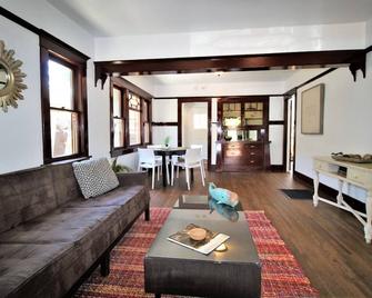 Classic California Craftsman House - Private Yard - Long Beach - Olohuone