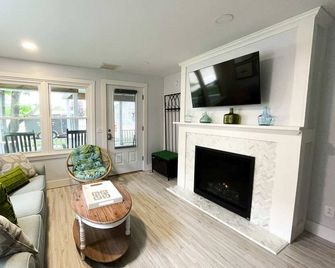 Bright Bespoke 1-BR Unit in the Cottages on James - Clayton - Sala de estar