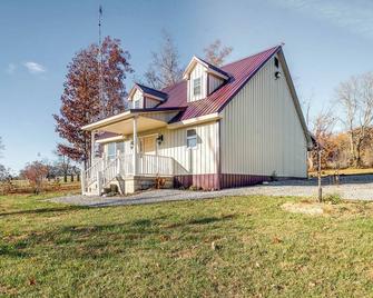 Peaceful Russell Springs Home with Fire Pit and Pond! - Russell Springs - Building