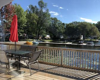 Beautiful Blue Jay Lake front Cottage - West Nipissing - Balkón