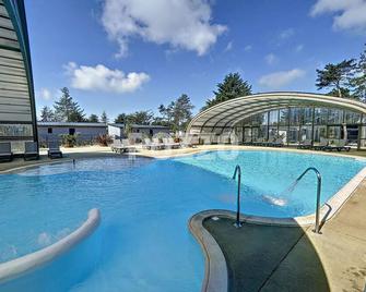 Chalet de Standing à Jullouville: 6 Couchages, Piscine Chauffée, Proche Plage et Commerces, WiFi Gratuit - FR-1-361-548 - Jullouville - Piscine