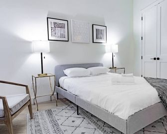 Vibrant 2-Br Luxe Flat Adjacent Eastern Market Walk To Metro Barracks Row Capitol Hill - וושינגטון די.סי - חדר שינה