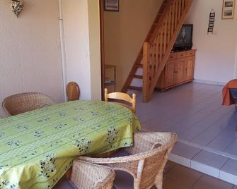 Les Mers du Sud, sleeps 4 + bikes, 45m2, beach 120m away - Gruissan - Salle à manger