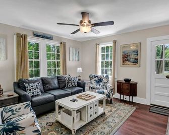 Blue Bungalow 2br1ba Lexington - Lexington - Вітальня