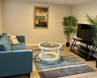 Modern 2 queen bedroom suite with private entrance - Dauphin - Salon
