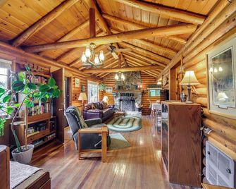 Waterfront Newport Vacation Rental on Sacheen Lake - Newport - Living room