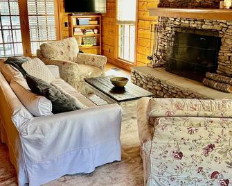 Welcome to Woodland Cottage on Lake Catoma in Cullman Al - Cullman - Living room