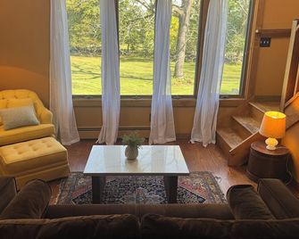 Light-Filled Apartment in Mountainville Barn - New Windsor - Sala de estar