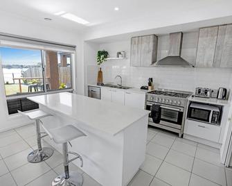 Captains Hideaway - Paynesville - Kitchen