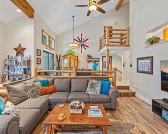 Ski, Hike, Relax ~ Hot Tub + Foosball Table Walk to Restaurants & coffee shop - Cottonwood Heights - Sala de estar