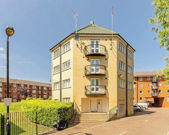 Luxe 1 bed flat in Canada water - Free parking - London - Building