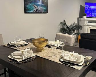 Cozy 2-bedroom apartment with AC and WiFi in awesome Boothwyn - Boothwyn - Dining room