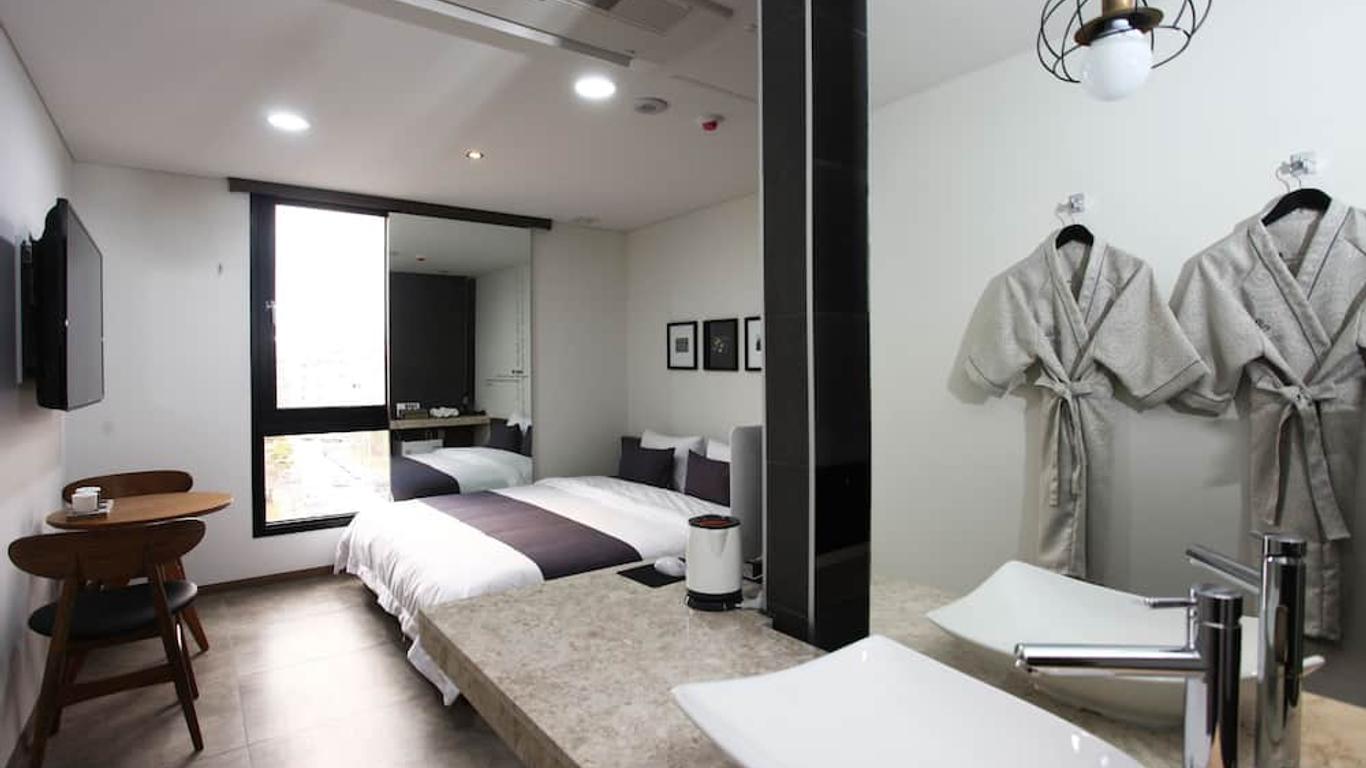 S& Hotel