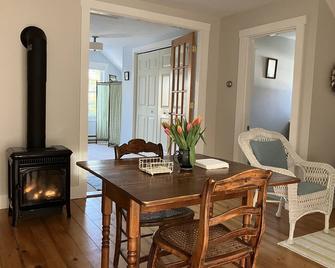 Cozy, private cottage for two - Blue Hill - Comedor
