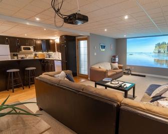 Charming Beachfront Apt w/Home Cinema & Coffee Bar - Robbinston - Living room