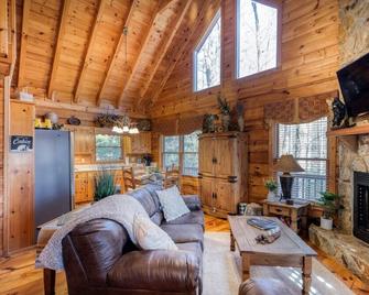 Lake View Cozy Cabin With Hot Tub & Wood Fireplace!! - Ducktown - Sala de estar