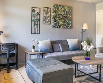 Relax, venture, or work, stay w/ comfort close Arlington's finest entertainment - Arlington - Living room