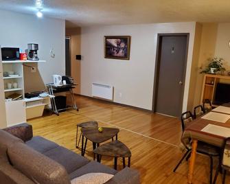 Lovely 2 bedrooms with 1 sofa bed and a free parking - Edmundston - Sala de estar