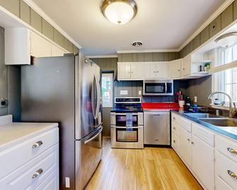 Harbor House - Lusby - Kitchen
