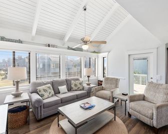 Newly updated, desirable Villa next to BHI Club - Discounted Dec Rates - Bald Head Island - Living room