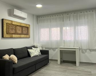 Cozy Apartment up to 6 persons 3 min to Metro - Madrid - Sala