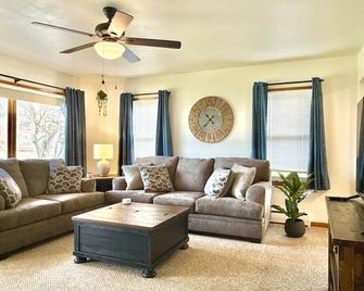 Game Day Getaway - Pool Table, Grill, 5 minutes from All Star Village - Oneonta - Вітальня