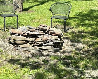 'Christine's Cabin' Great place to stay for wine trail events - Hector - Patio