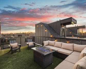 Gorgeous East Nashville House with Rooftop Patio, Garage, 9 Beds, 3 Miles to Downtown - Nashville - Balkong