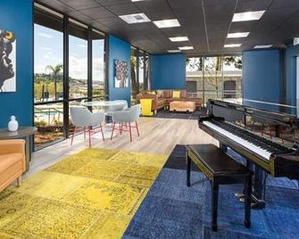 Upscale Burbank 1BR w/ Pool, W/D & Gym, near TJ & WF, by Blueground - Los Angeles - Salon