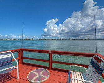107-Waterfront-Walk to beach-Lovely - St. Pete Beach, Florida - Balkon