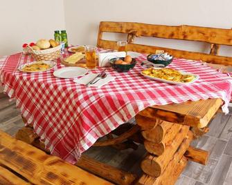 Rooms Jovica, (15965), Vrhovine, Croatia - Gornji Babin Potok - Essbereich