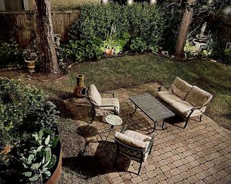 Cozy Apt near Tulane Univ with Off Street Parking on a quiet and safe street - New Orleans - Innenhof
