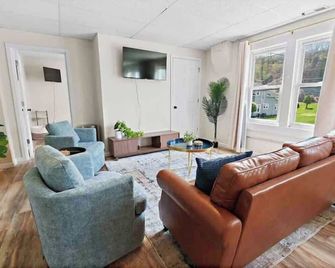 The Market Apts by Nest and Bloom -brSuite 3 (5043) - Ashland - Living room