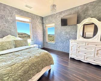 Charming 4-bedroom house with WiFi, AC in delightful Rifle - Rifle - Спальня