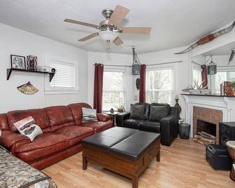Cool Getaway Hip Area Near Downtown & Edgewater Beach Century Home - Cleveland