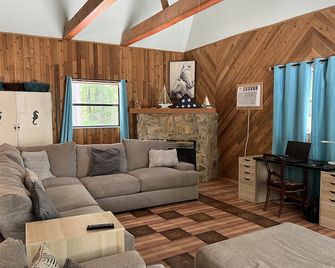 'Charming Barnominium on 2 Wooded Acres in Three Rivers Estates'. Sleeps 6. - Branford - Living room