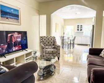 Red Hassell Manor - Port Antonio - Living room
