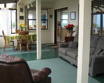 Pirate's Cove, Large Home with Panoramic Views, Sleeps10, Pets OK, Free WiFi - Dillon Beach - Living room