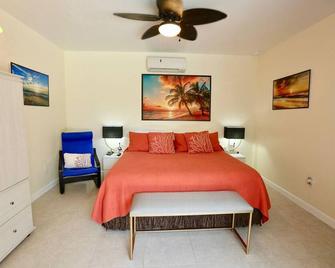 Fantasy Island Inn - Poolside King Room 1 - Wilton Manors - Bedroom