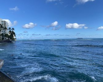 Diamondhead Location, Spacious, Super Clean, King One Bedroom Suite Sleeps 4 - Honolulu - Beach