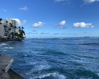 Diamondhead Location, Spacious, Super Clean, King One Bedroom Suite Sleeps 4 - Honolulu - Beach
