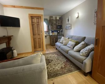 Adorable Tiny House in Picturesque Seaside Village - Warren - Living room