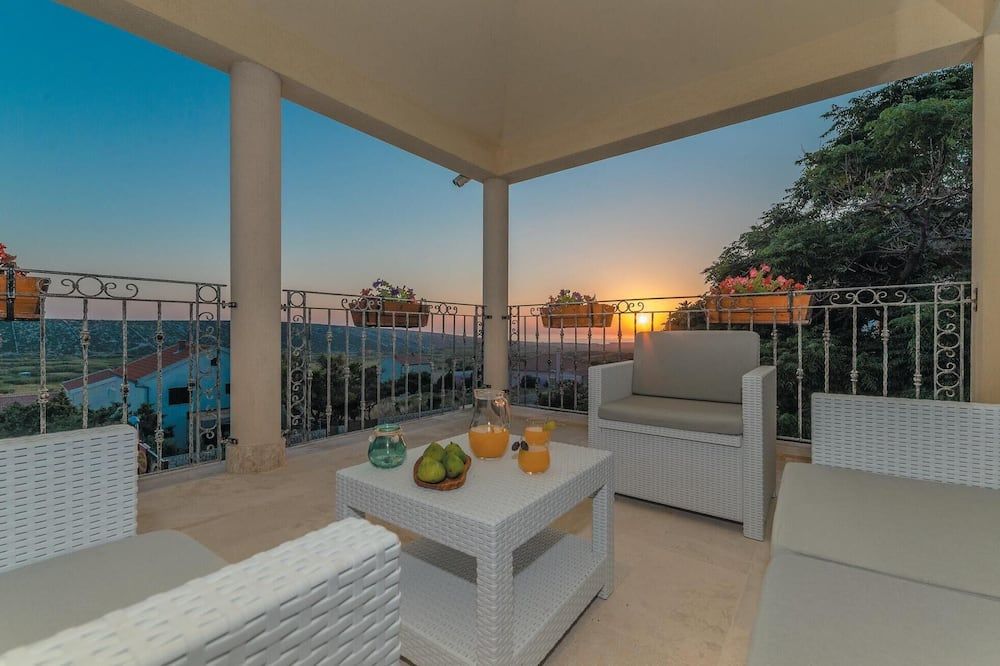 1 Bedroom Awesome Apartment In Kolan - קולאן - מרפסת