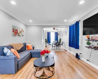 Renovated Brooklyn Townhome 9 Miles from Downtown - Brooklyn - Living room