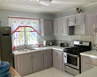 Hibiscus Place Is Your Home Away From Home. Entire Property Is Available To You! - Falmouth - Bucătărie
