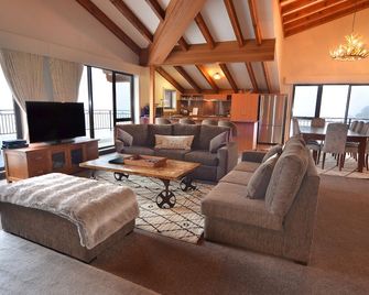 Hotel Pension Grimus - Mount Buller - Wohnzimmer